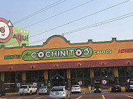 Los Cochinitos outside