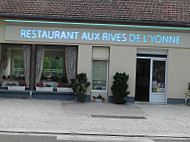 Aux Rives De L'yonne outside