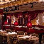 Park Chinois inside