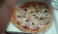 A Tutta Pizza food