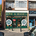 Flo's Pie And Mash outside