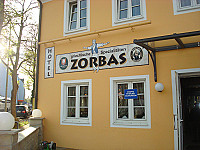 Zorbas-Zwingereck outside