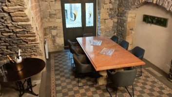 Le Café Du Château inside