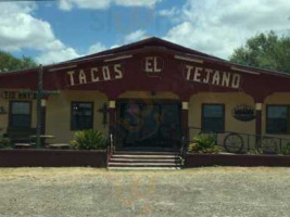 Taco El Tejano outside