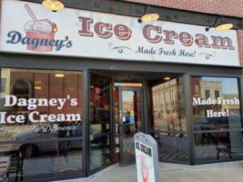 Dagney's Ice Cream outside