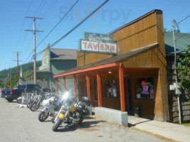 Evelyn's Tavern outside