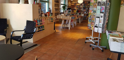 Sammakon Kirjakauppa Kahvihuone inside
