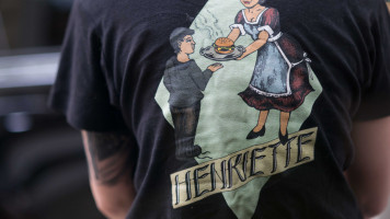 Henriette Burger Bar food