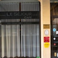 Le Séjour Café inside