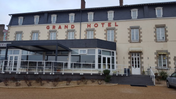 Le Grand Hotel Restaurant outside
