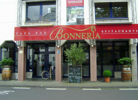 Bonneria outside