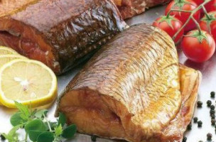 Smażalnia I Wędzarnia Ryb Pod Winogronami food
