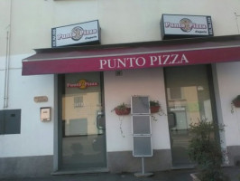Punto Pizza outside