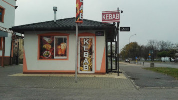 Piramida Kebab outside