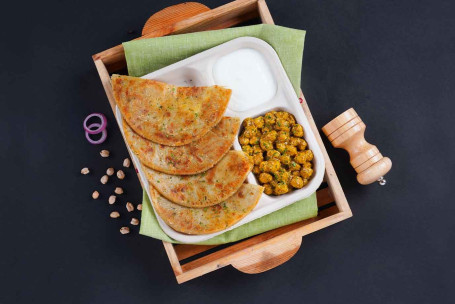 Pudełko śniadaniowe z twarogiem Aloo Paratha Chole