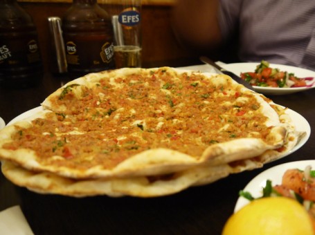 Turecka Pizza Dönerfleisch