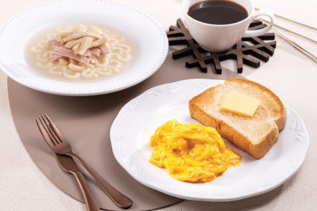 fǎng bào sī huǒ tuǐ sī tāng tōng fěn． chǎo dàn shredded mock abalone ham w macaroni in soup． scrambled eggs